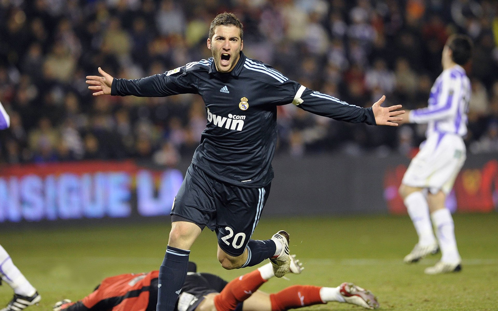 爱游戏-球场上的“战术大师”：揭示球队胜利密码，球员战术意识